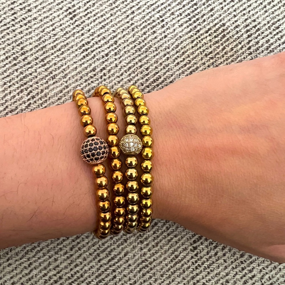 4 bead bracelets (2 in rose gold and 2 in yellow gold)